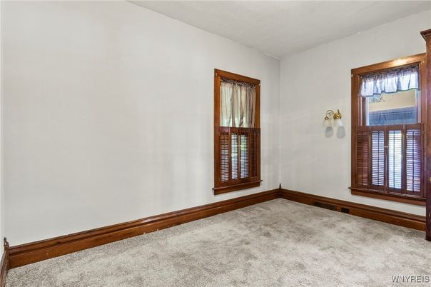 Empty room, Interior