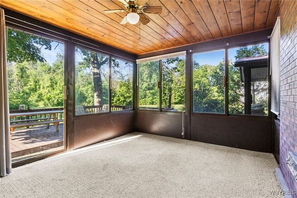 Empty room, Interior, Sun Room, Wooden Ceilings