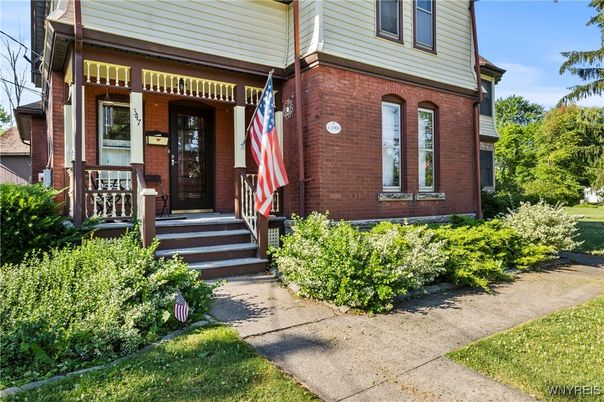 Exterior, Facade, Brick Facade, American Foursquare