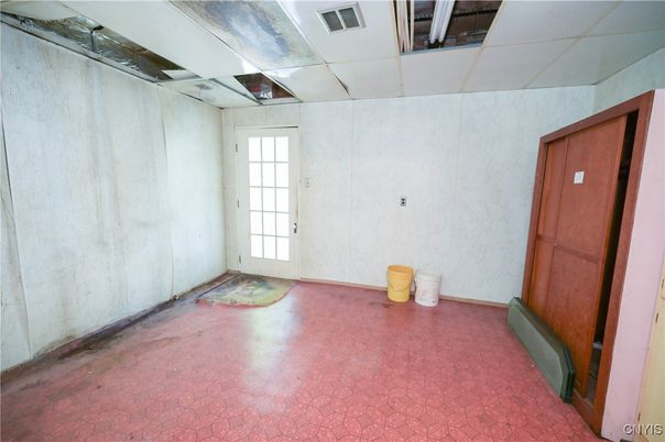 Empty room, Interior