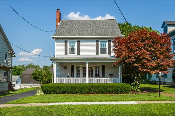 Exterior, Facade, American Foursquare