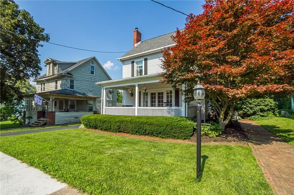 Backyard, Exterior, Facade, Queen Anne Victorian