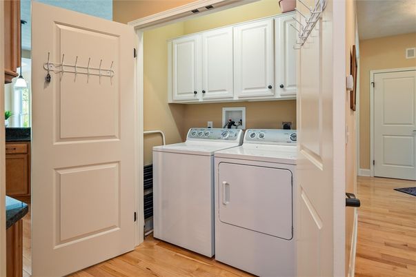 Interior, Utility Closets, Washer, Wood Texture Flooring