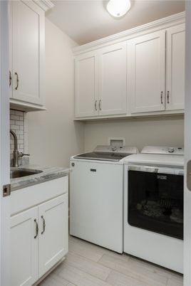 Interior, Washer, Wood Texture Flooring