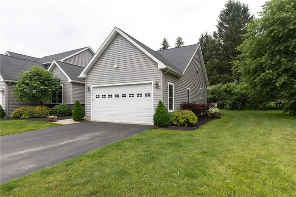 Attached, Exterior, Facade, Ranch