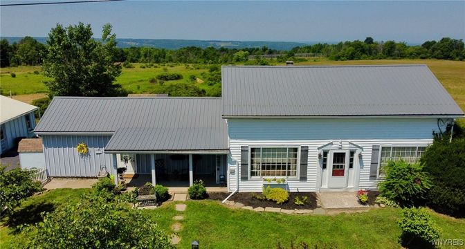 Exterior, Facade, Ranch