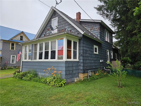 Exterior, Facade, Queen Anne Victorian