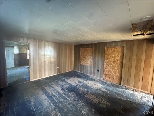 Empty room, Interior