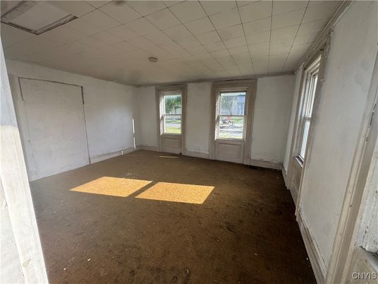 Empty room, Interior