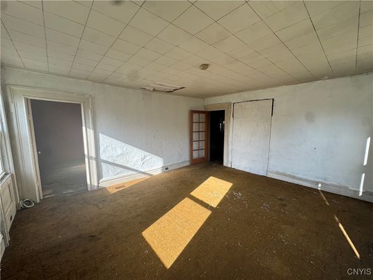Empty room, Interior