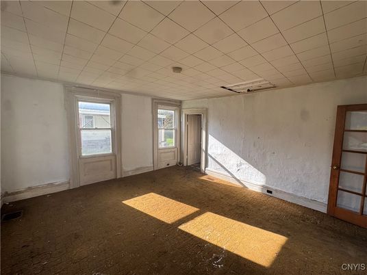 Empty room, Interior
