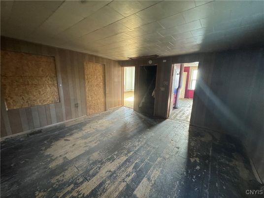 Empty room, Interior