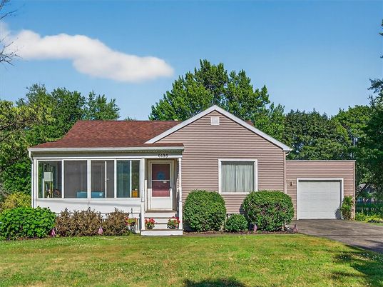 Attached, Exterior, Facade, Ranch