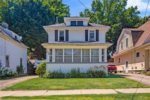 Exterior, Facade, American Foursquare