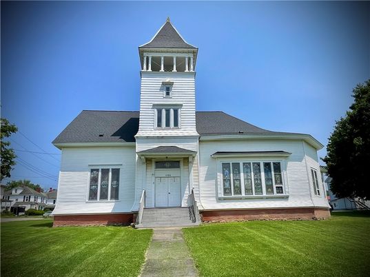 Exterior, Facade, Queen Anne Victorian