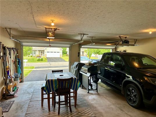 Dining room, Garage, Interior