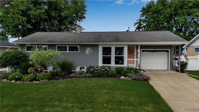 Attached, Exterior, Facade, Ranch