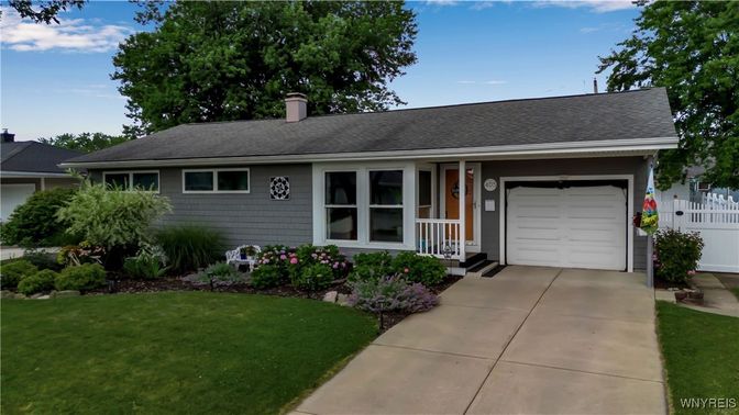 Attached, Exterior, Facade, Ranch