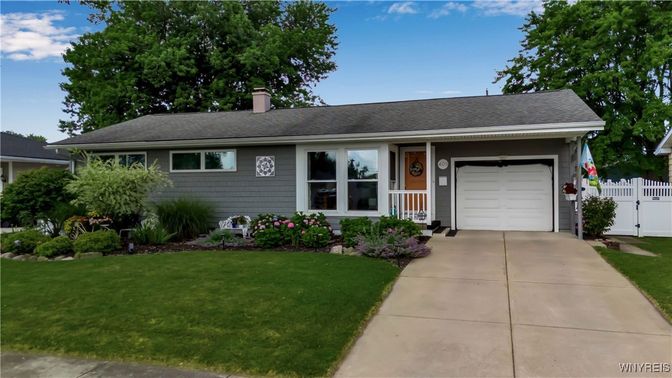 Attached, Exterior, Facade, Ranch