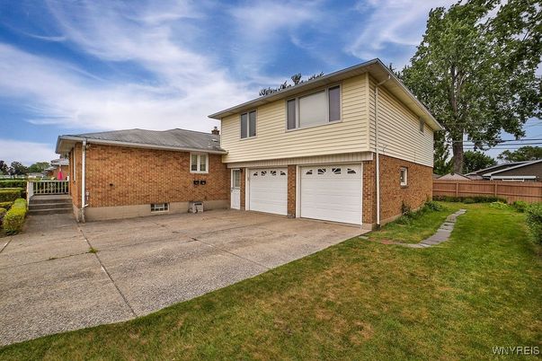 Attached, Exterior, Facade, Brick Facade, Split Level