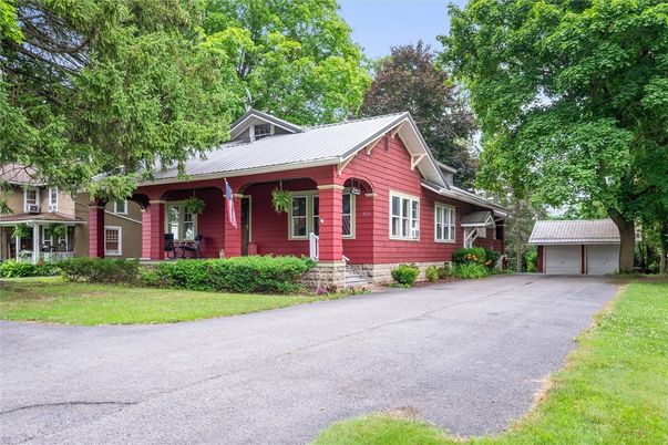 Exterior, Facade, Ranch