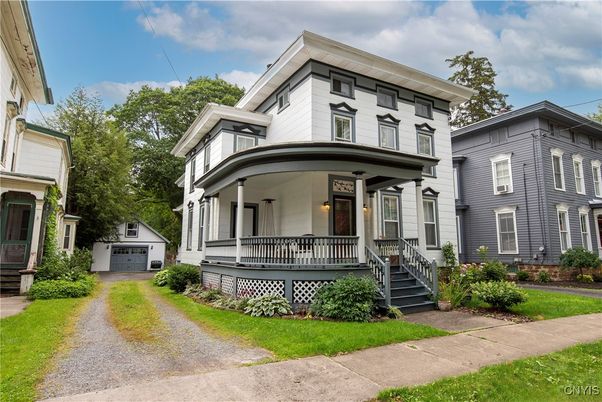 Exterior, Facade, American Foursquare