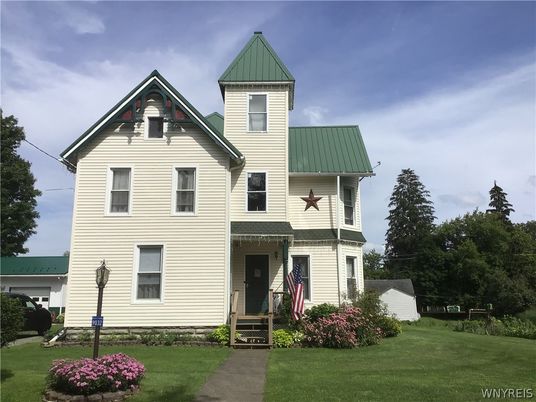 Exterior, Facade, Queen Anne Victorian