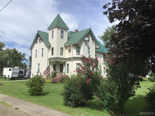 Exterior, Facade, Queen Anne Victorian