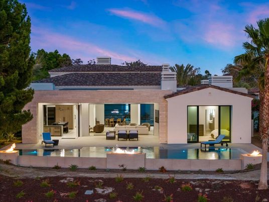 Exterior, Facade, Pool, Modern