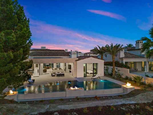 Exterior, Facade, Pool, Modern