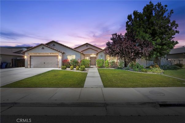 Attached, Exterior, Facade, Ranch