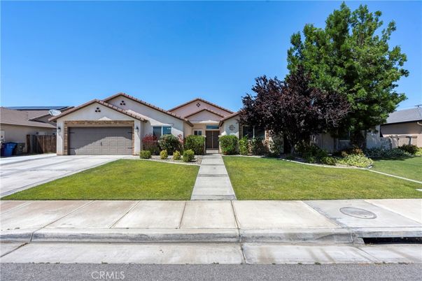 Attached, Exterior, Facade, Ranch