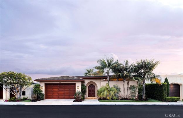 Attached, Exterior, Facade, Mediterranean
