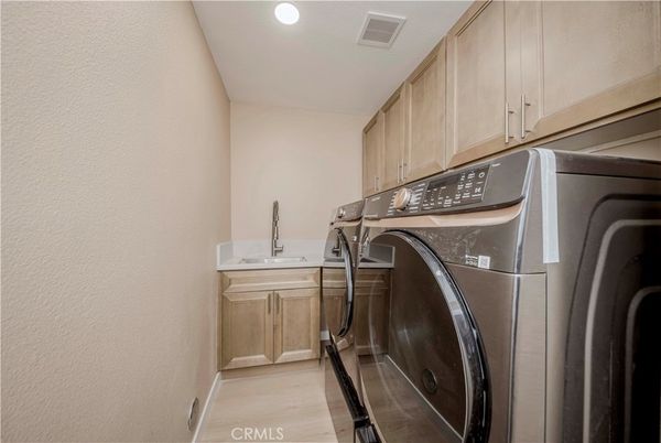 Interior, Recessed Lighting, Washer, Wood Texture Flooring