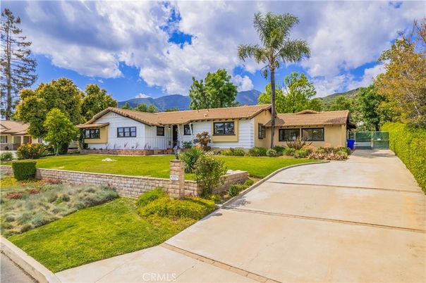 Exterior, Facade, Ranch