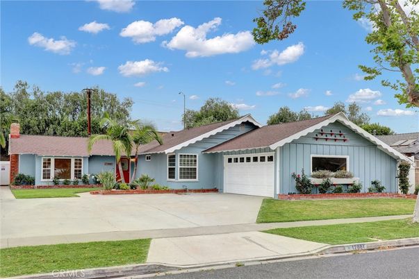 Attached, Exterior, Facade, Ranch