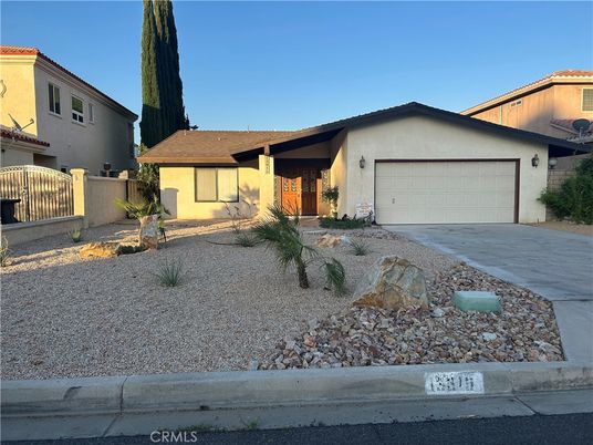 Attached, Exterior, Facade, Ranch