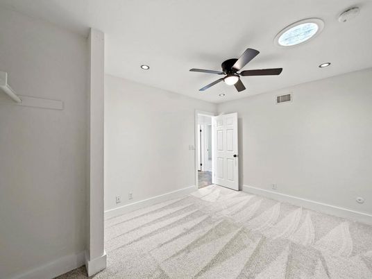 Empty room, Interior, Recessed Lighting