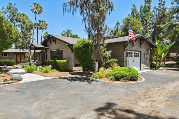 Attached, Exterior, Facade, Ranch