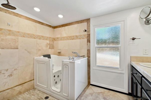 Bathroom, Interior, Recessed Lighting, Washer
