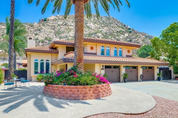 Attached, Exterior, Facade, Mediterranean