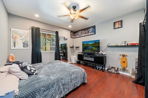 Bedroom, Interior, Piano, Recessed Lighting, Wood Texture Flooring