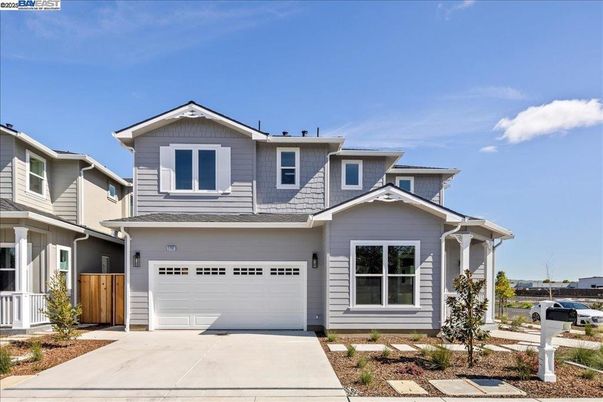 Attached, Exterior, Facade, American Craftsman