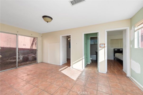 Empty room, Interior