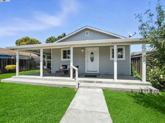 Exterior, Facade, Ranch