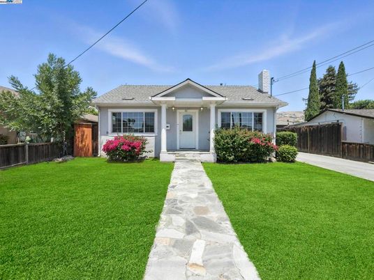 Backyard, Exterior, Facade, Ranch