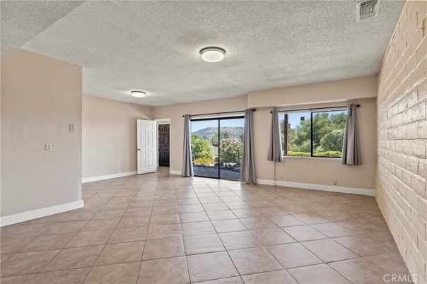 Empty room, Interior
