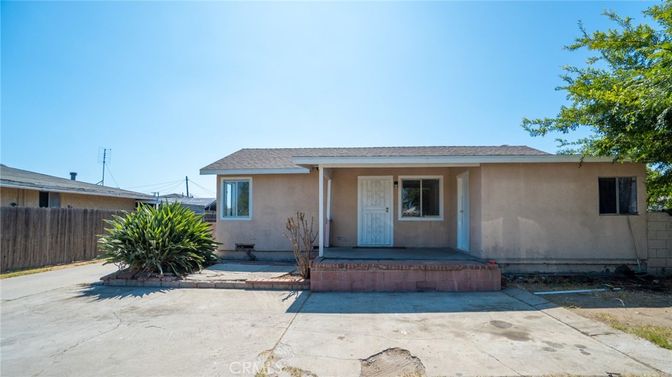 Exterior, Facade, Ranch