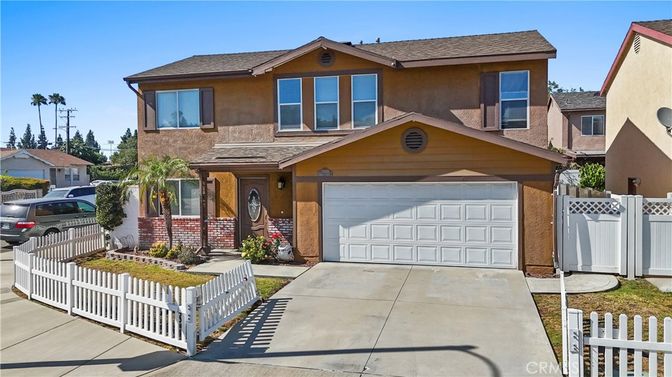 Attached, Exterior, Facade, American Craftsman