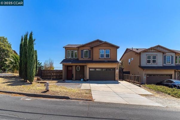 Attached, Exterior, Facade, American Craftsman